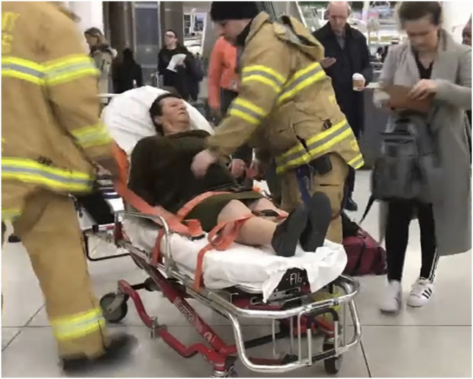 救援人員即場處理傷者後將他們送院。AP