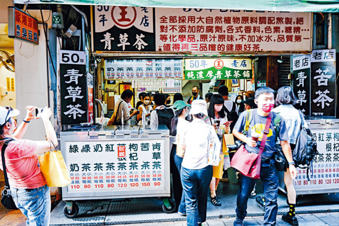 台灣正考慮恢復港澳自由行。圖為台北街頭小食店。