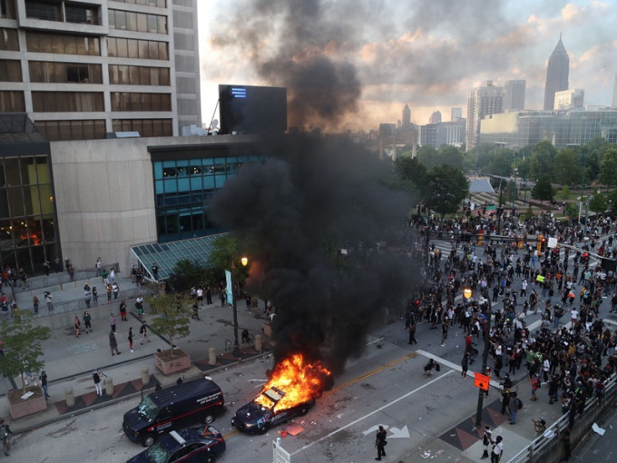 事件引發美國多個城市有示威活動引發騷亂。AP