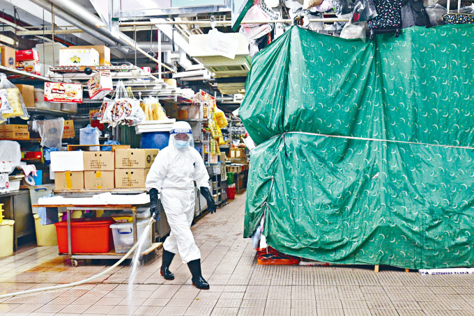 ■沙田街市一家印尼乾貨檔員工確診，街市昨提早關閉進行清潔消毒。