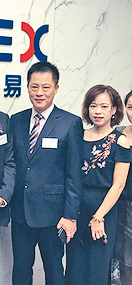 古景腾和林淑青曾赴港交所出席新股上市仪式。