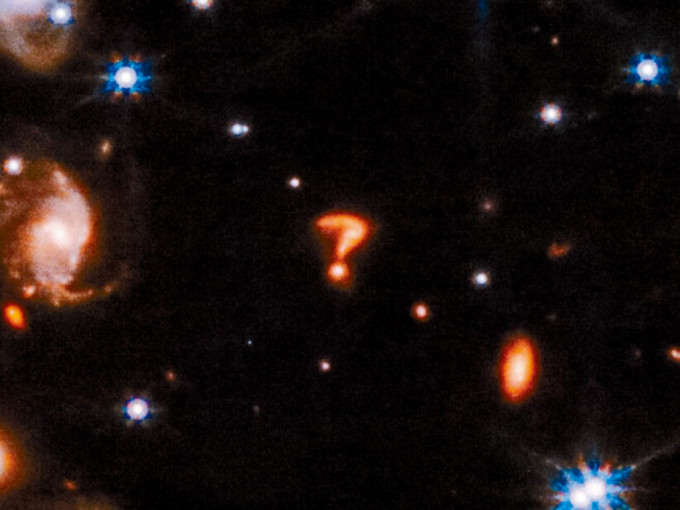 一对年轻恒星赫比格-哈罗46/47的影像，问号物体则在照片一角。