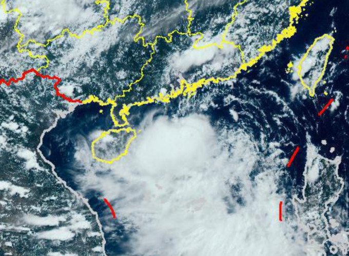 氣象局指鸚鵡結構具有明顯不對稱性，主要深對流區不是位於颱風中心附近，而是在中心的西南側，。