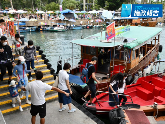 政府会继续推行多项措施，巩固香港旅游地位。