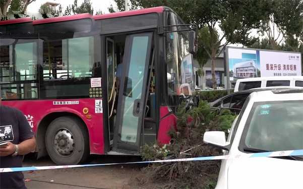 男乘客殴打司机，巴士失控撞向绿化地带。（网图）