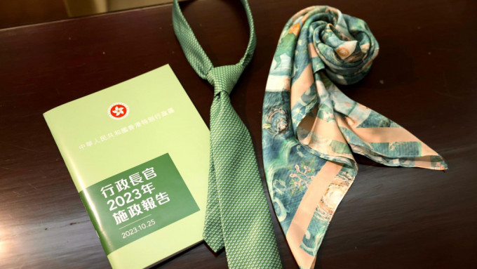 施政報告2023︱李家超：宣讀當日全班子同穿「綠領巾」 知專學生設計別具歷史特色