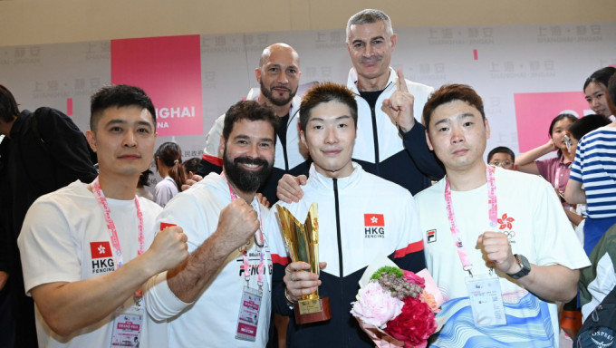 张家朗在大奖赛上海站夺金，赛后与教练团合照。 国际剑联图片
