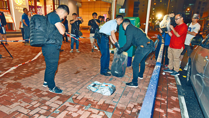 3名南亚裔蒙面男子持牛肉刀于红磡街头抢劫2名珠宝店职员后，逃去无踪。 资料图片