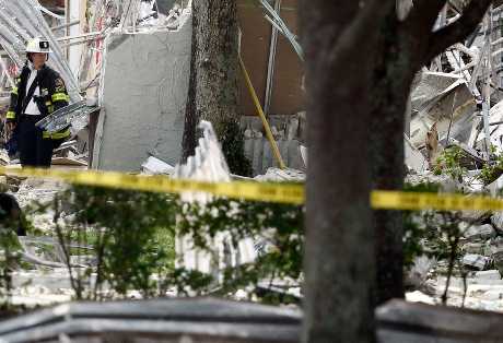 爆炸后现场一片狼藉，多家店铺严重受损，窗户被炸毁。AP