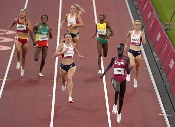 王春雨（左）于女子800米录得个人最佳时间。AP