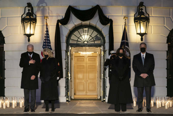 拜登在白宮舉行儀式悼念美國50萬死於疫情同胞。AP圖片