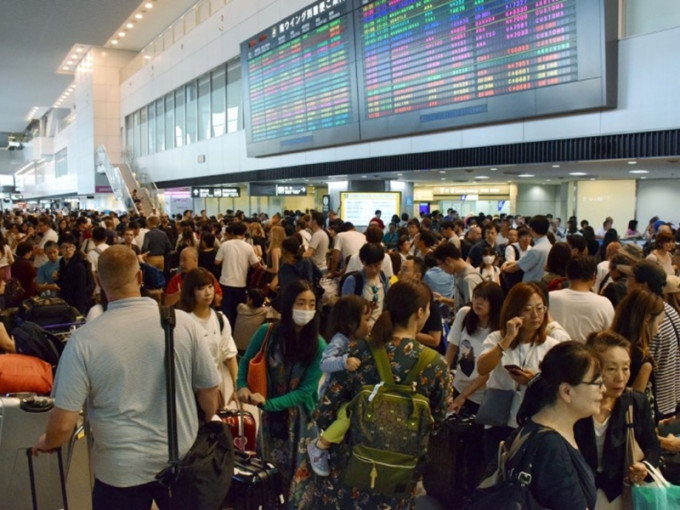 东京成田机场对外交通中断，超过一万三千人被逼在机场过了一夜。