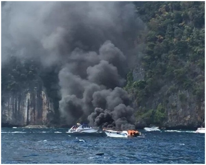 快艇爆炸後起火。網圖