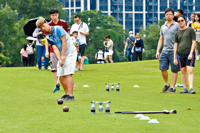 参加者学习基本击球技巧。