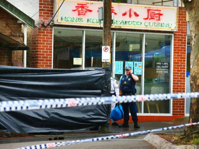 刘龙于悉尼一间中餐馆旁，在众目睽睽下，当街连捅刘国兵27刀令他死亡。