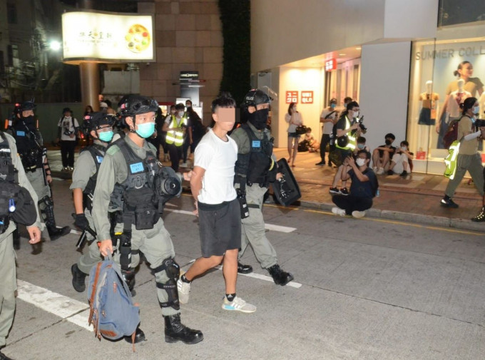 截至晚上8時，警方拘捕逾300人。