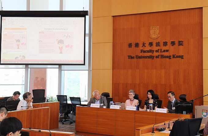 香港大學、中文大學及城市大學，均提供四年制的法律系學士課程，其中港大法律學院是本港第一所法學院。