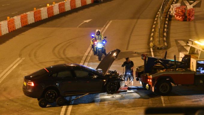 红隧私家车撞收费亭石壆 两人受伤送院