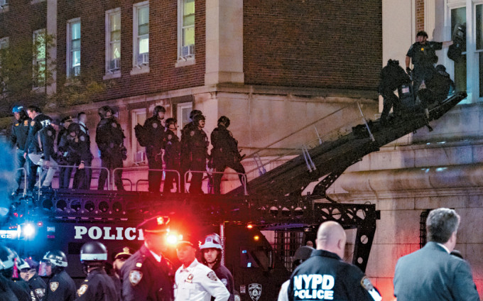 纽约市警员周二晚架起云梯，从二楼进入哥大汉密尔顿大楼。