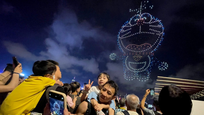 「多啦A夢」無人機匯演維港上空舉行 市民星光大道圍觀氣氛熱烈