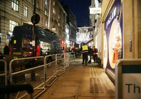 有通报指伦敦牛津街购物区发生枪击，武装警察赶赴现场。AP