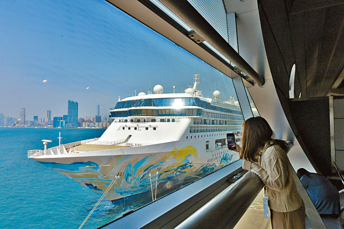 名胜世界壹号以香港作为母港，昨从启德邮轮码头展开首航。