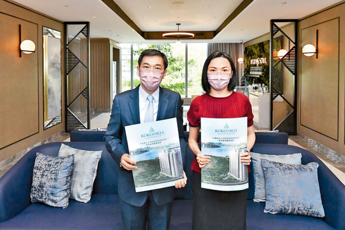 會德豐地產黃光耀（左）表示，藍田KOKO HILLS昨更新價單，提供新付款計畫。旁為陳惠慈。