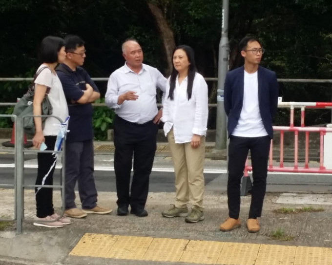 葛珮帆及西貢區議員邱玉麟，今日與運輸署代表視察車禍現場。