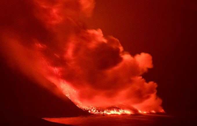 西班牙加那利群岛拉帕尔马岛火山爆发摧毁数以百计的建筑物。（美联社图片）