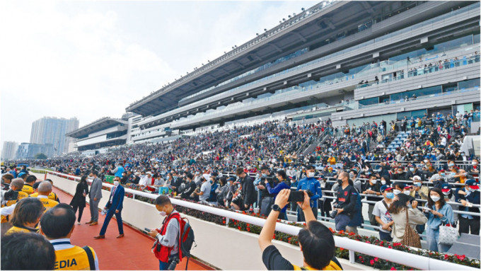 沙田马场昨午举行年度盛事香港国际赛马日，逾四万二千人现场观战。