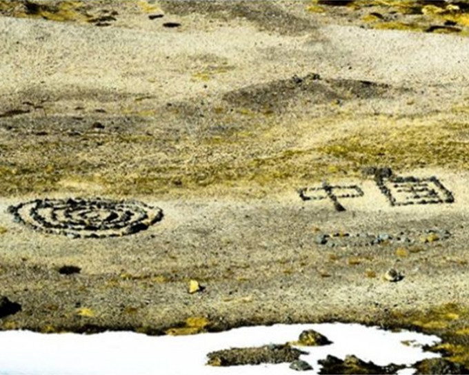 冰島著名景點「攝影師天堂」疑遭內地客破壞，以石頭排「中國」字樣。網上圖片