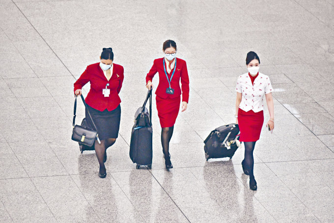 ■國泰今年第三季起，每航班將減少一名機組人員至九人工作。