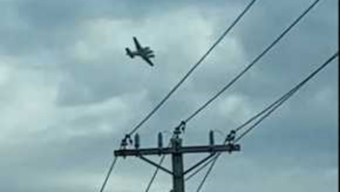 涉案小型飛機被攝到在密西西比州圖珀洛市附近上空盤旋。路透社