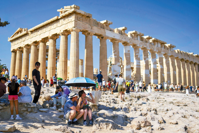 在希腊最受欢迎的景点雅典衞城，游客于酷热天气下在巴特农神殿外喝水休息。