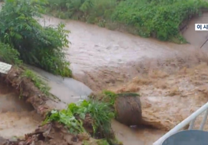 暴雨造成多处地区水浸河水泛滥。KBS截图