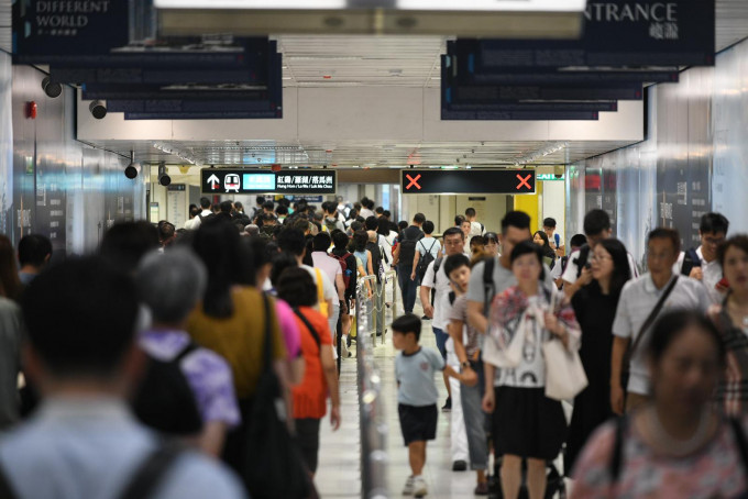 运输署预计，个别港铁车站，候车人数较多、时间亦较长。