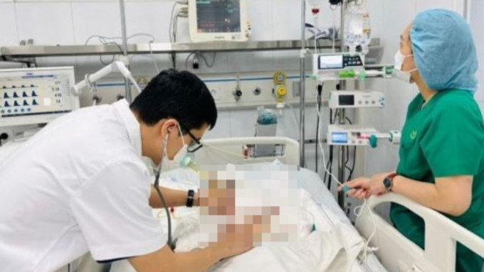 越南13歲男生被筆記電腦炸至重傷，留醫8日逝世。VIET JO Vietnam News
