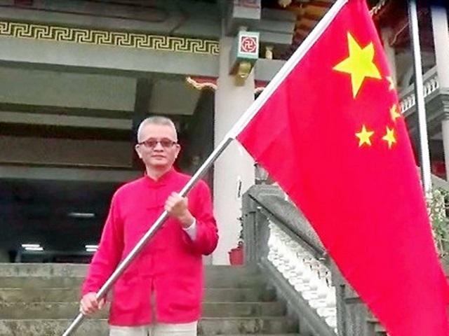 商人魏明仁在佛寺插滿五星旗，引發爭議。網圖