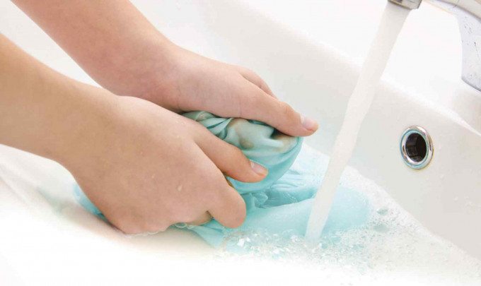 水龙头流出的热水清洗，一般高温最多约60度左右，此水温清洗内裤不但无法达到杀菌效果。