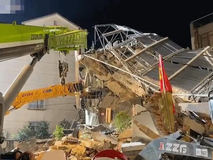 江苏苏州市吴江区松陵镇的四季开源酒店，今日下午3时33分发生倒塌。网上图片