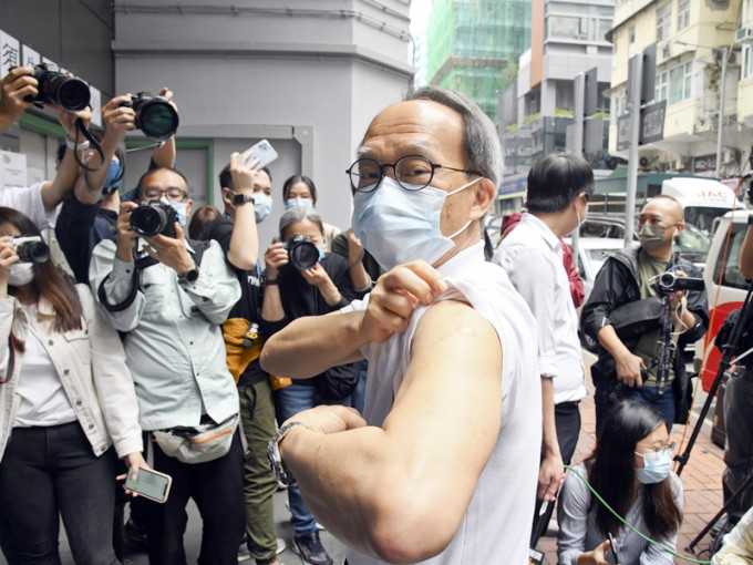 疫苗可预防疾病科学委员会主席刘宇隆预料，若市民打足两针新冠疫苗，将来可望短期免检疫外游。资料图片