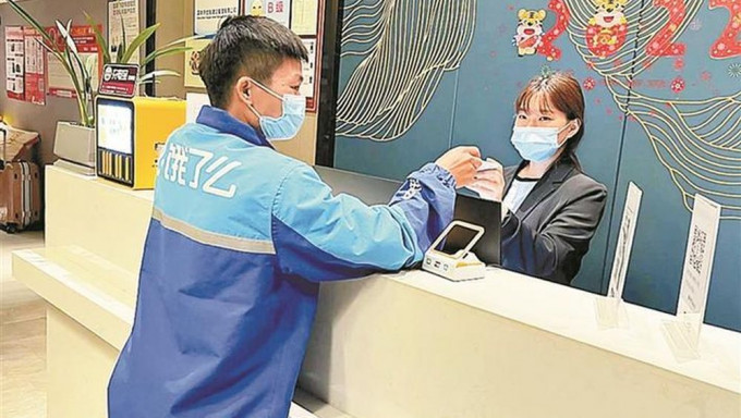 深圳部分酒店和驿站为外卖员提供免费住宿。
