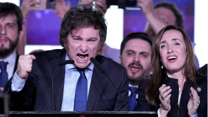 阿根廷总统候选人米莱周日在初选结束后发表讲话。右为竞选拍档Victoria Villarruel。AP