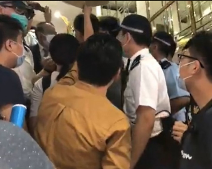 警员在酒楼楼梯上阻止示威者进入酒楼。何启明fb片段截图