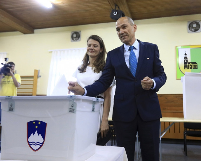 斯洛文尼亞前總理揚沙(右)領導政黨暫時領先。AP