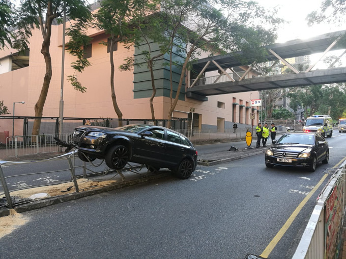 涉事車輛車頭懸空掛鐵欄上。 香港突發事故報料區Fb/網民Howard Pang圖