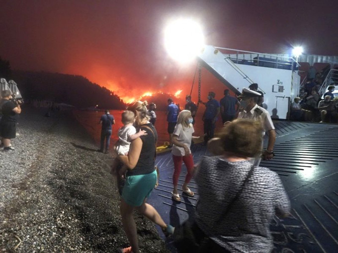 埃维亚岛逾千岛民连夜乘渡轮撤离。AP