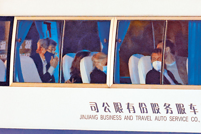 克里（左一）前晚到达上海，乘接驳车到酒店。