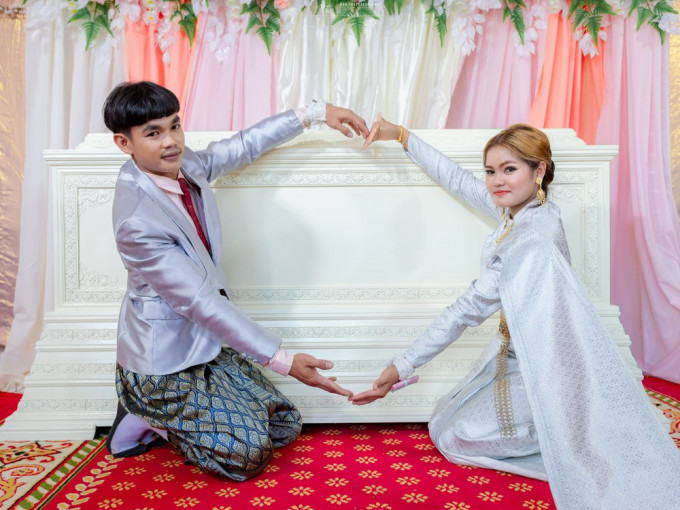 泰国一场婚礼现场摆放一具白色棺材。Kan Pho To社交媒体图片