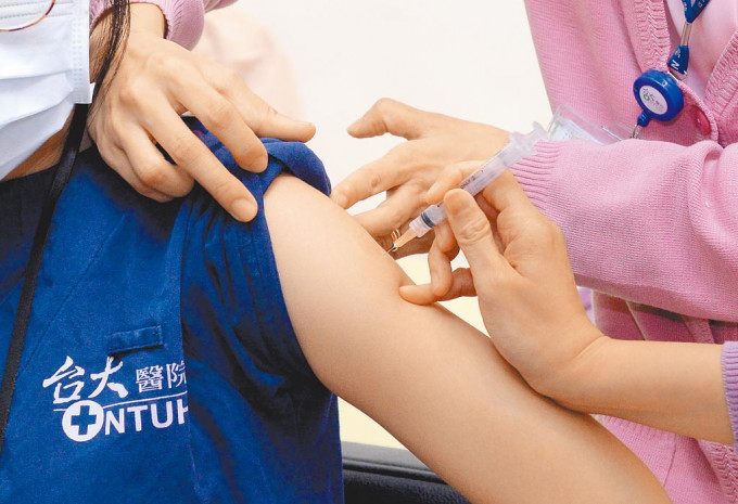 台湾开放自费接种阿斯利康疫苗。网上图片